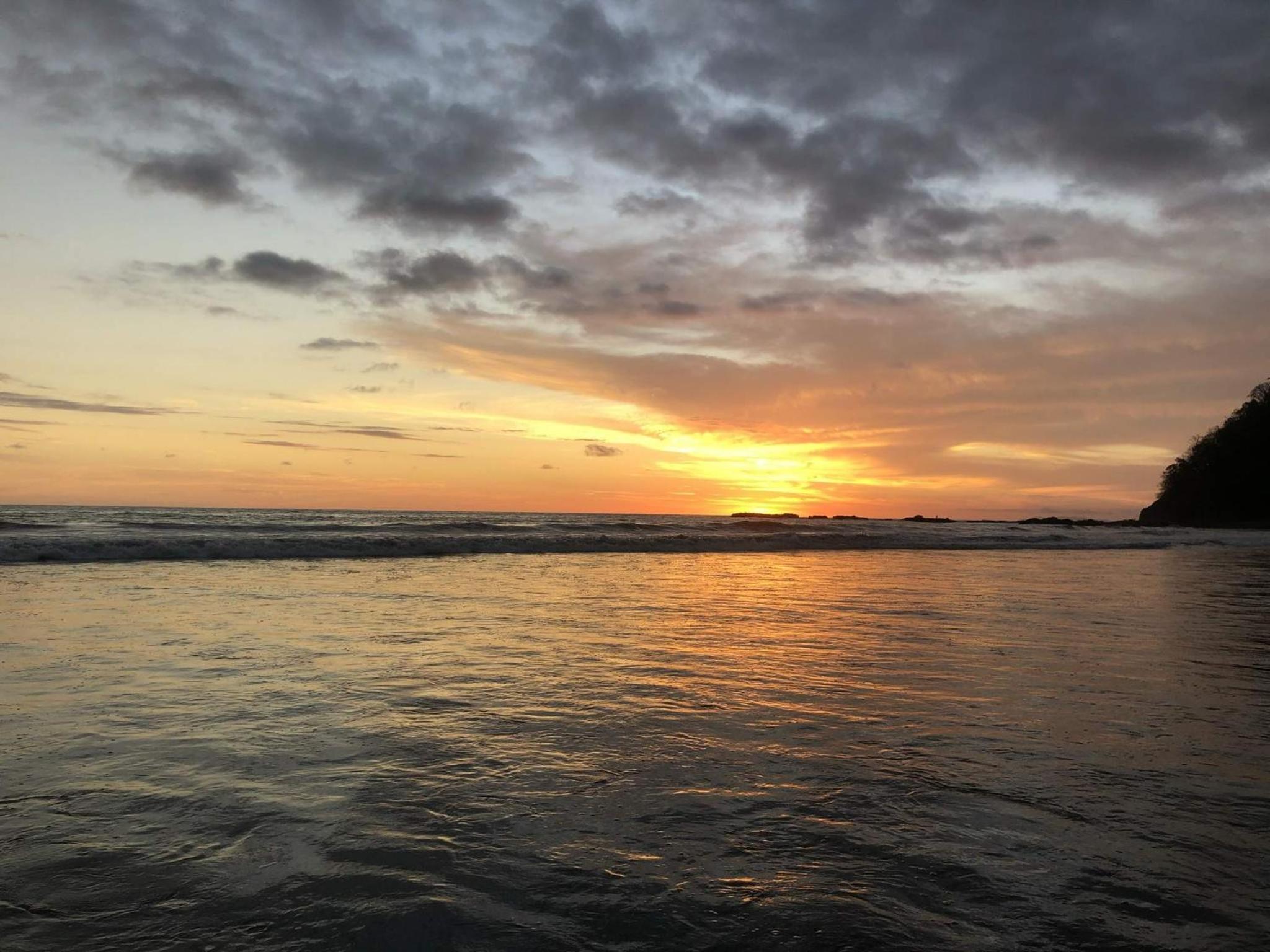 Apartamento de Lujo en Playa Jacó, Frente al Mar, Wifi, AC, Parqueo Privado y Piscinas