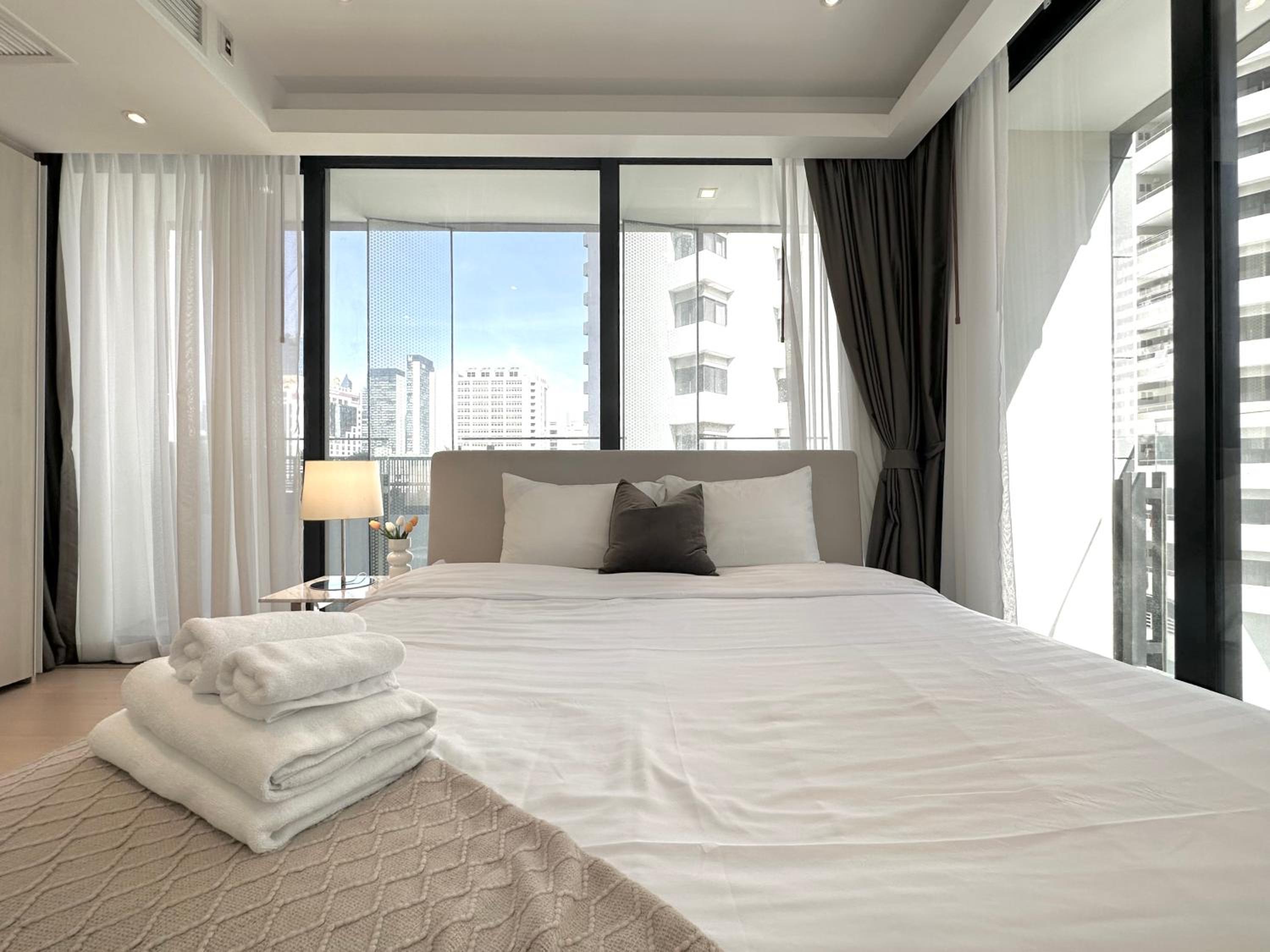 Sukhumvit 11#Luxury#Pool#Gym#BTS Nana&MRT Sukhumvit#1BR#Max4ppl