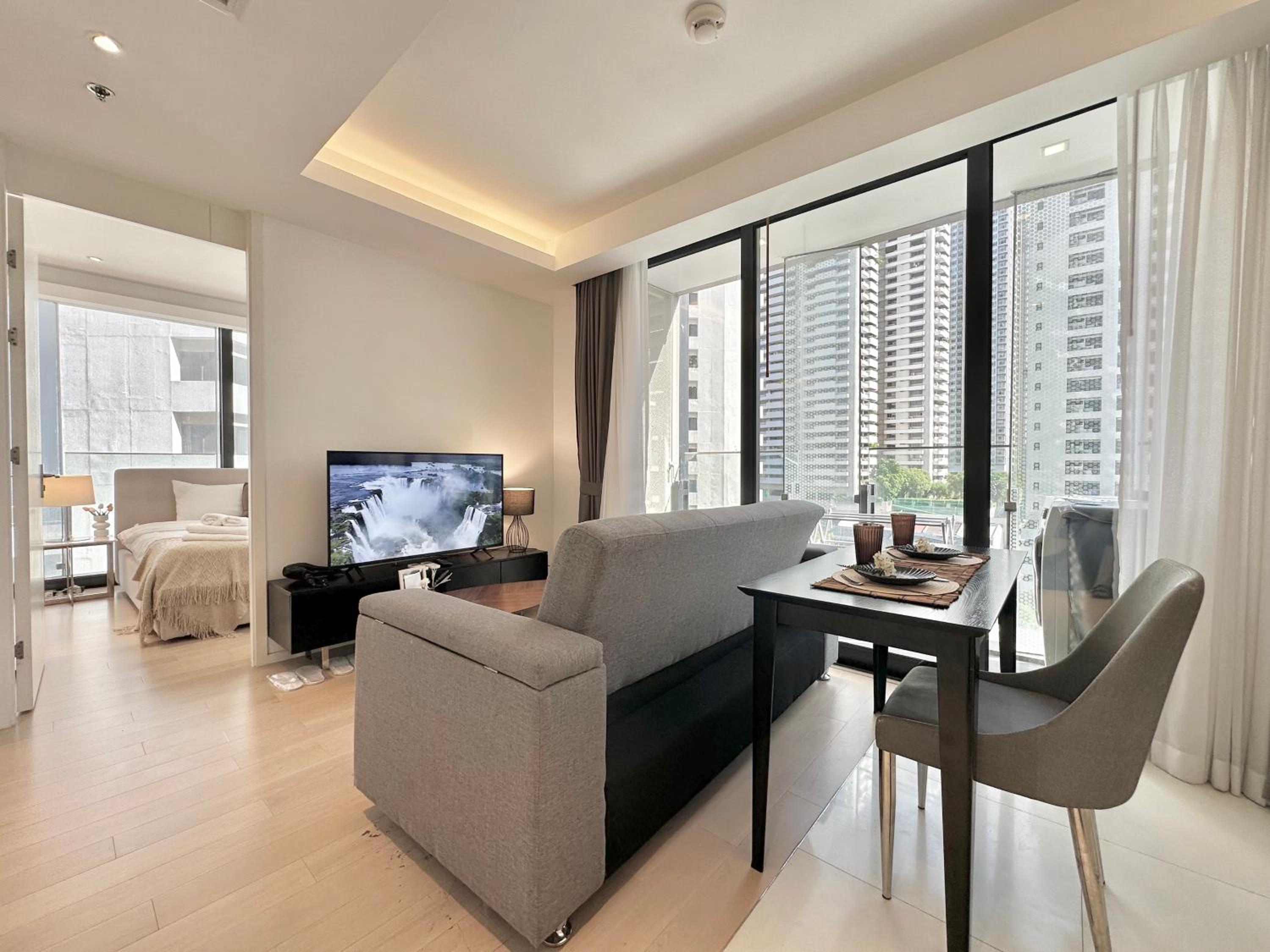 Sukhumvit 11#Luxury#Pool#Gym#BTS Nana&MRT Sukhumvit#1BR#Max4ppl