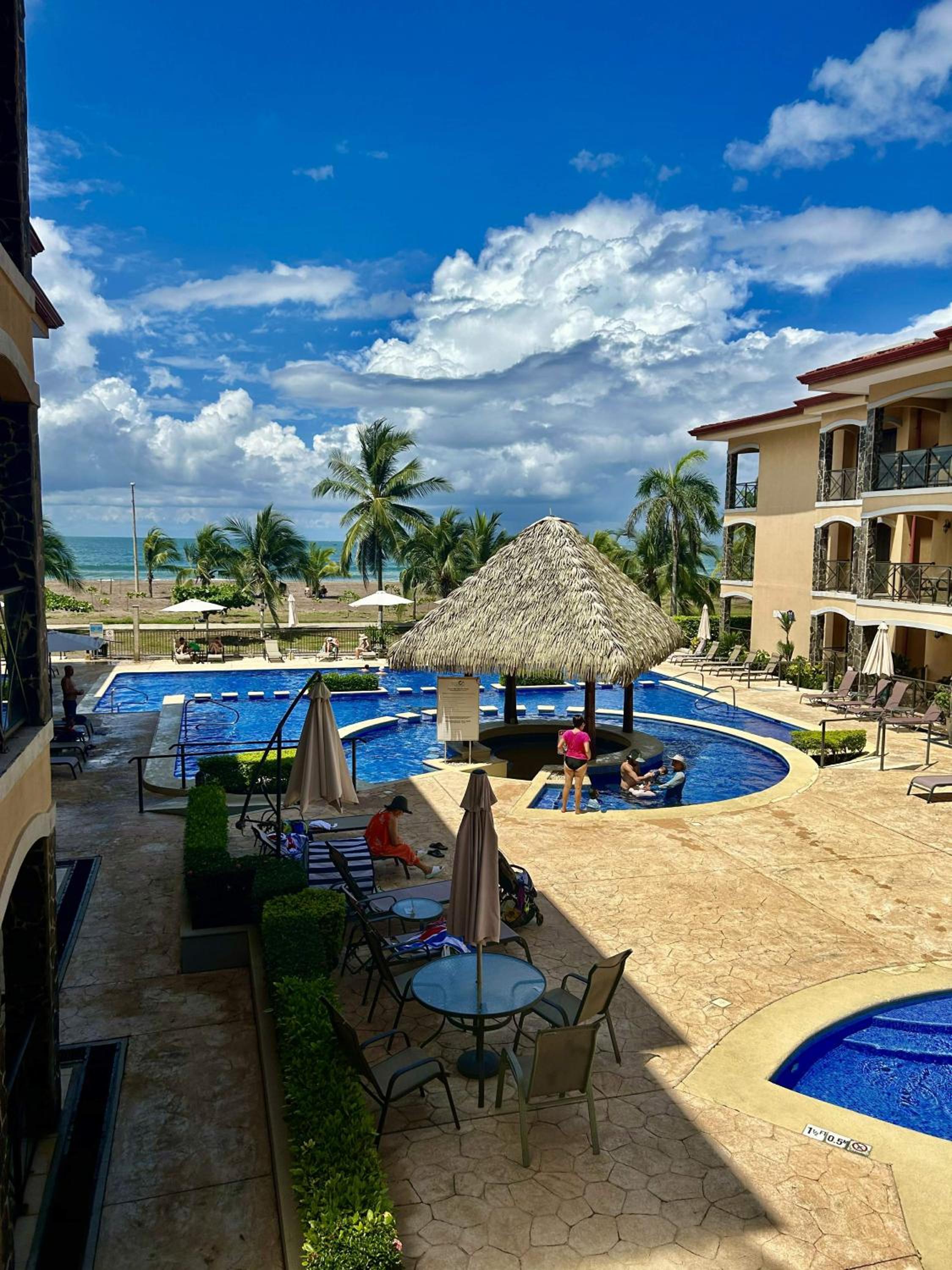Apartamento de Lujo en Playa Jacó, Frente al Mar, Wifi, AC, Parqueo Privado y Piscinas