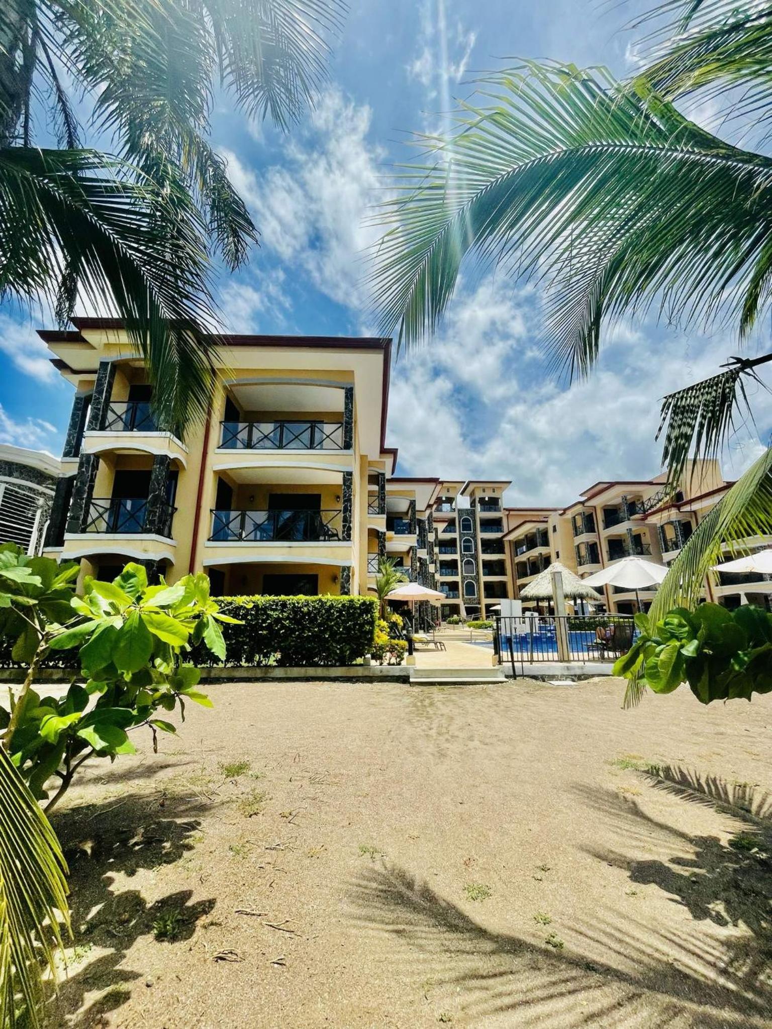 Apartamento de Lujo en Playa Jacó, Frente al Mar, Wifi, AC, Parqueo Privado y Piscinas