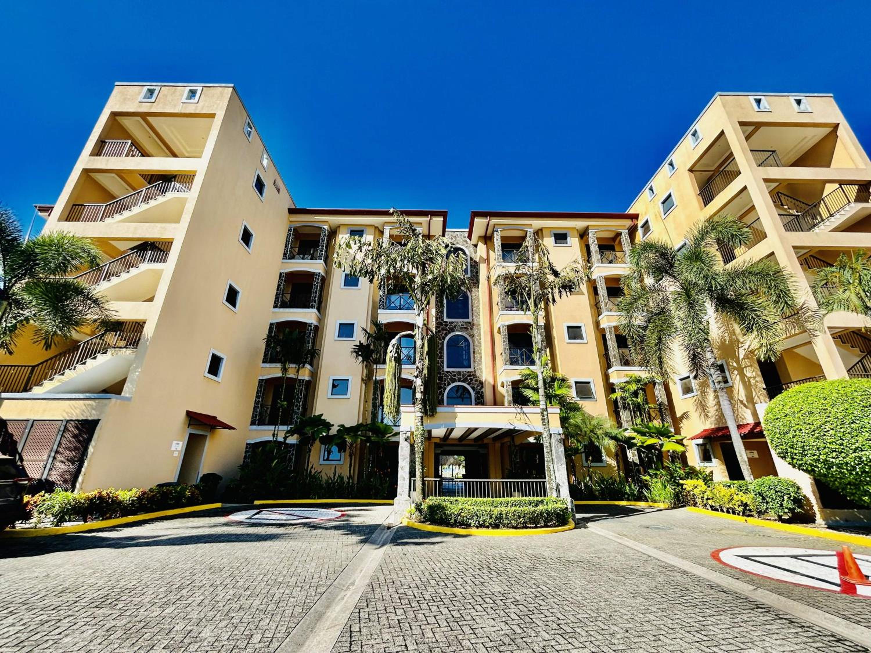 Apartamento de Lujo en Playa Jacó, Frente al Mar, Wifi, AC, Parqueo Privado y Piscinas