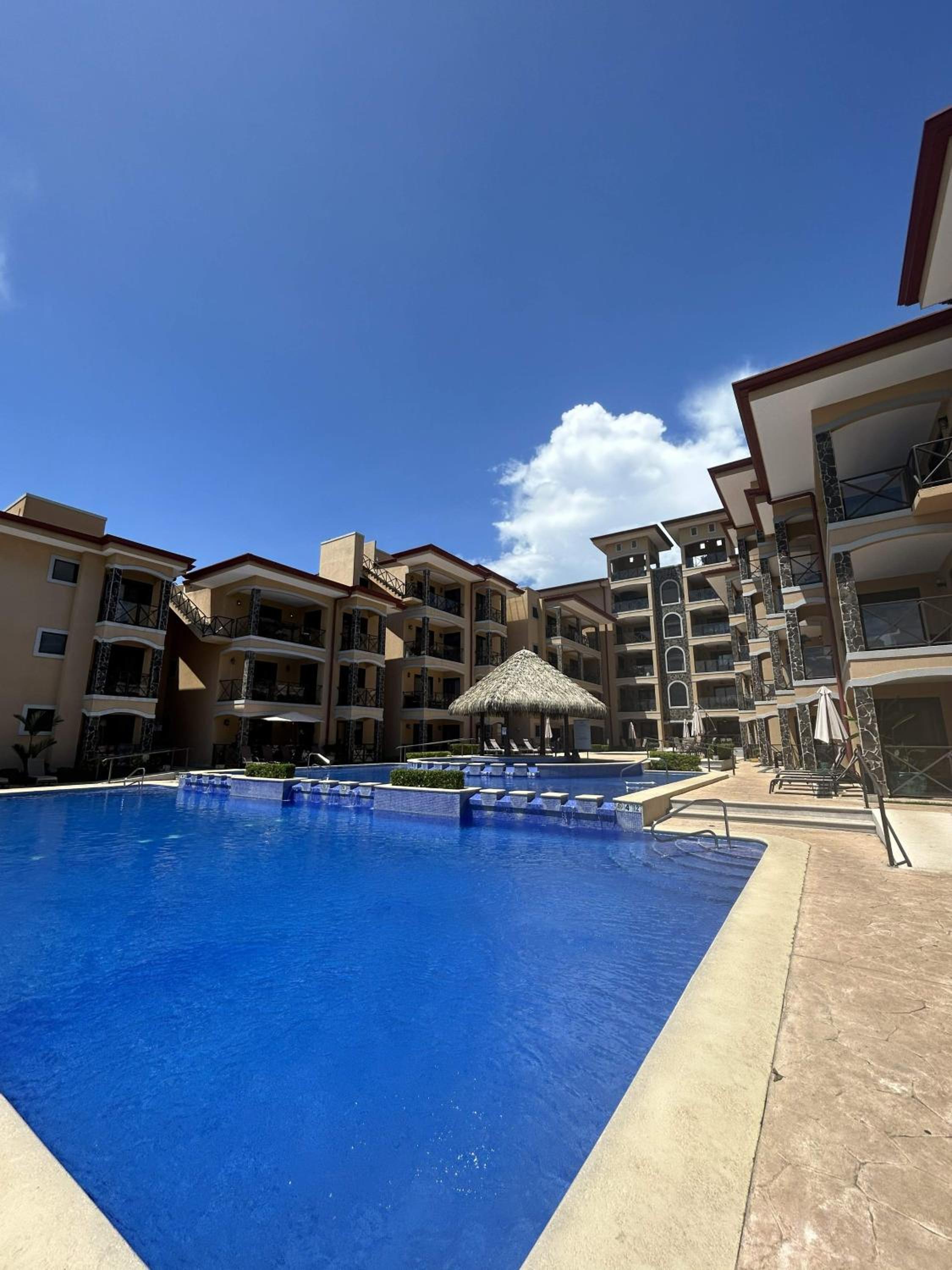 Apartamento de Lujo en Playa Jacó, Frente al Mar, Wifi, AC, Parqueo Privado y Piscinas