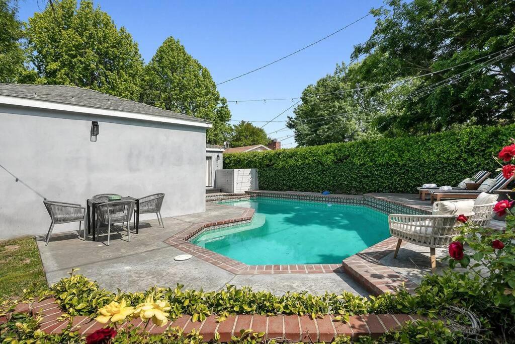 Beautiful, Modern Studio City Pool Home