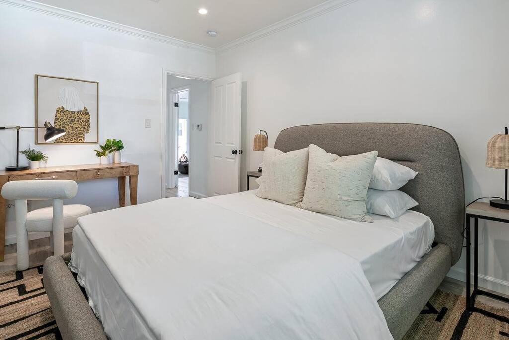 Beautiful, Modern Studio City Pool Home