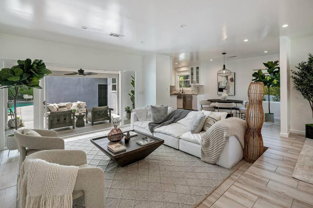Beautiful, Modern Studio City Pool Home