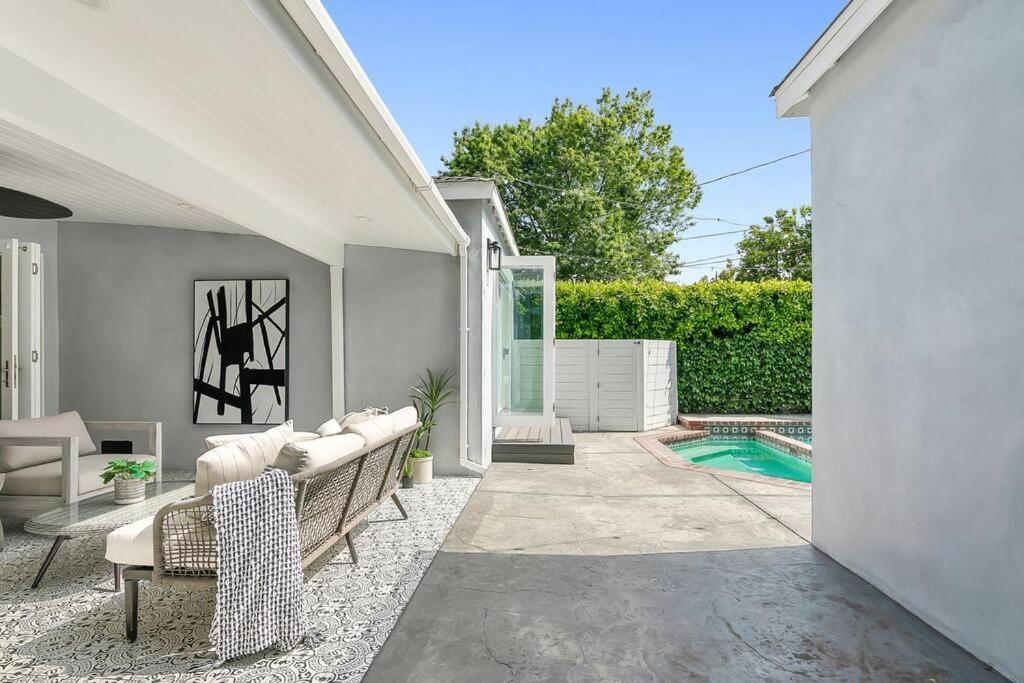 Beautiful, Modern Studio City Pool Home