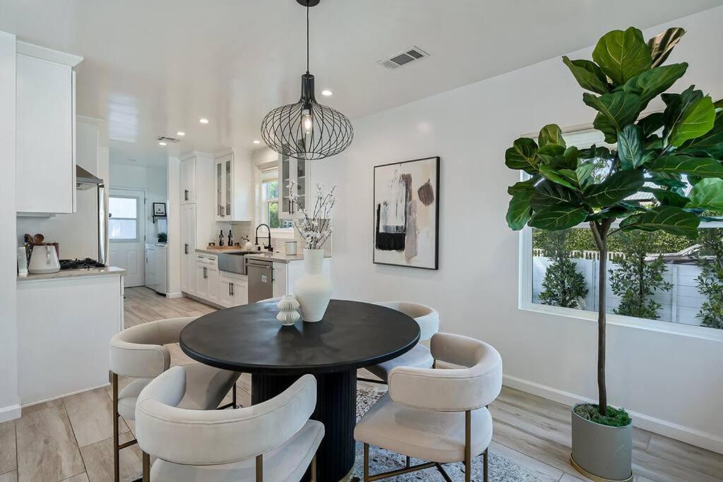 Beautiful, Modern Studio City Pool Home