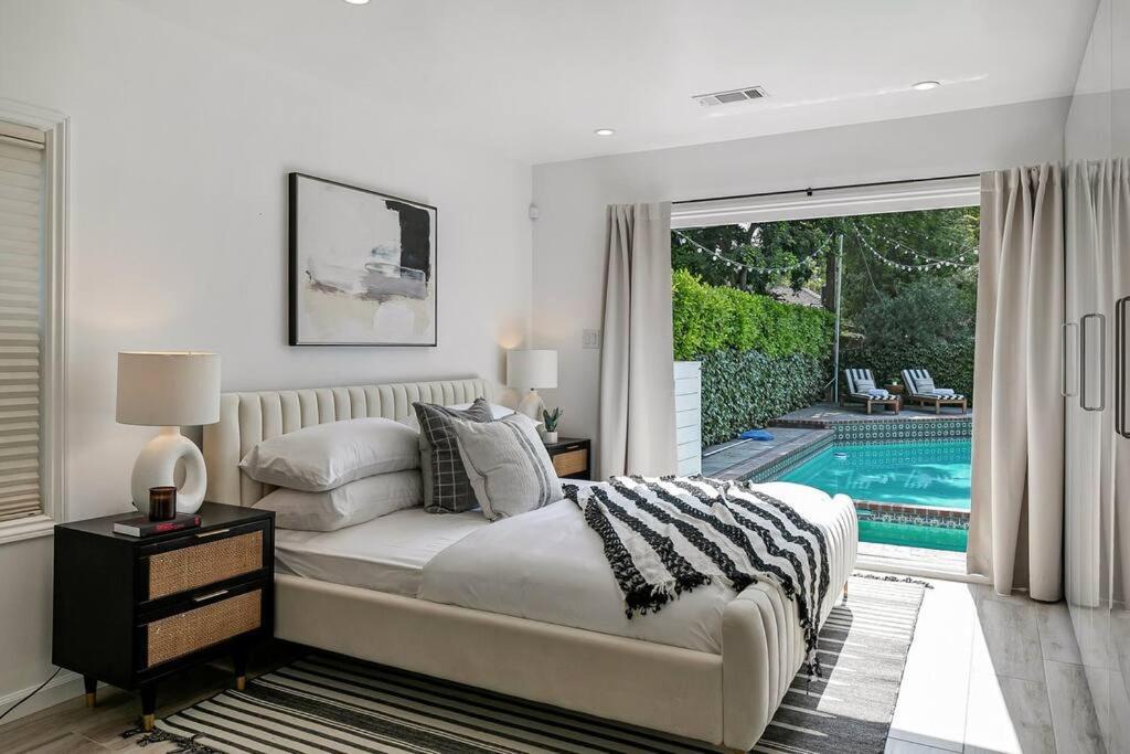 Beautiful, Modern Studio City Pool Home