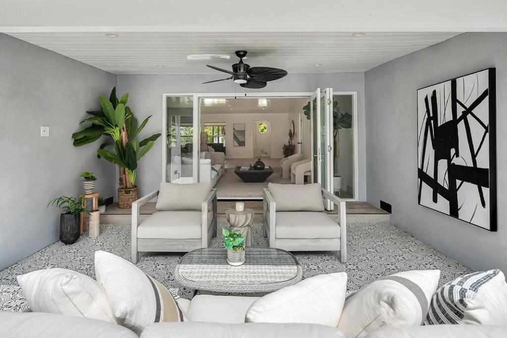 Beautiful, Modern Studio City Pool Home