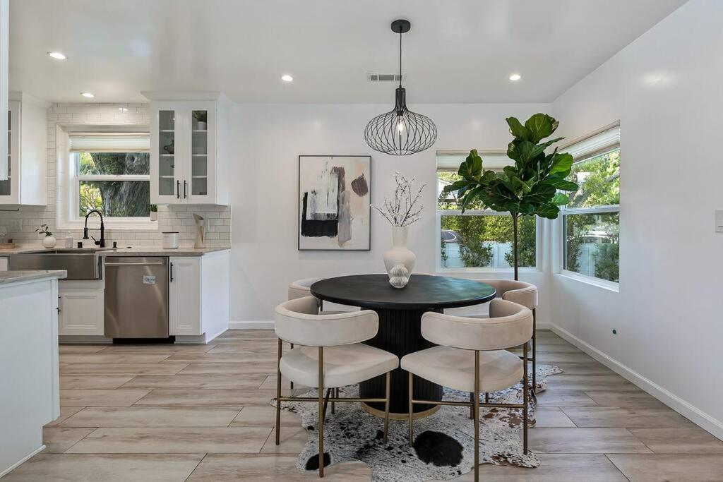 Beautiful, Modern Studio City Pool Home