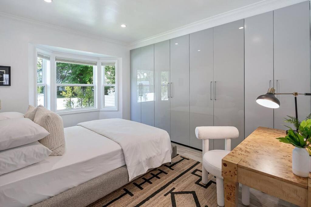 Beautiful, Modern Studio City Pool Home