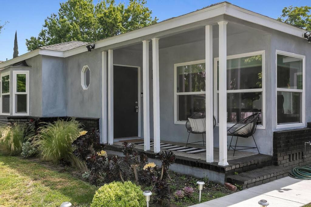 Beautiful, Modern Studio City Pool Home