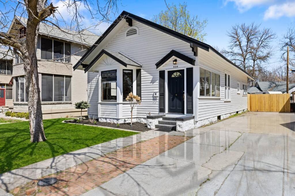 Hotel Downtown Bungalow with Geothermal Hot Spring - Image 1