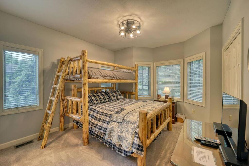 Sugar Mountain Cabin, 2bd2bth, Steps to Slopes! view 4
