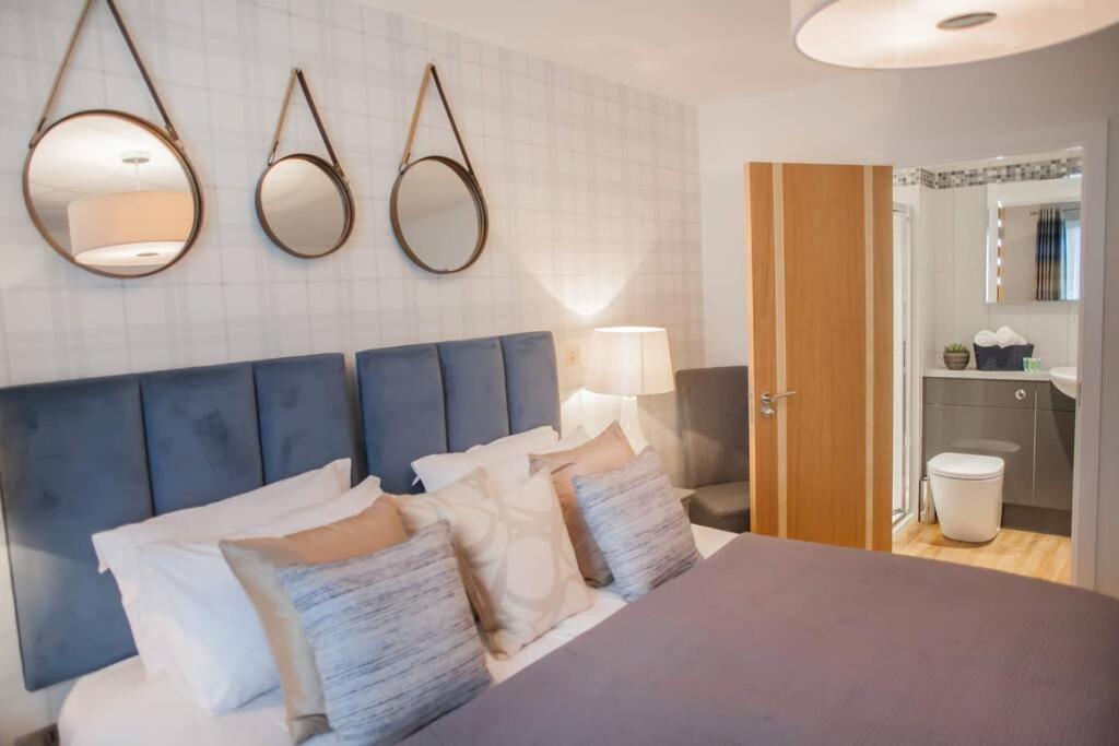 Modern & central - two bedroom & two bathroom apartment view 4