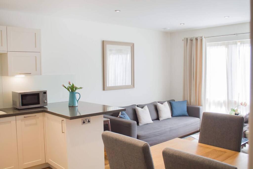 Modern & central - two bedroom & two bathroom apartment view 3