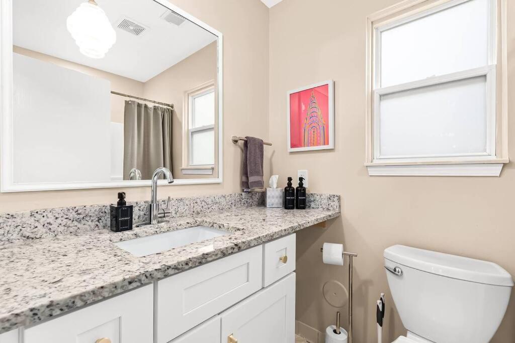 New! Comfy Flat near Downtown Roseville