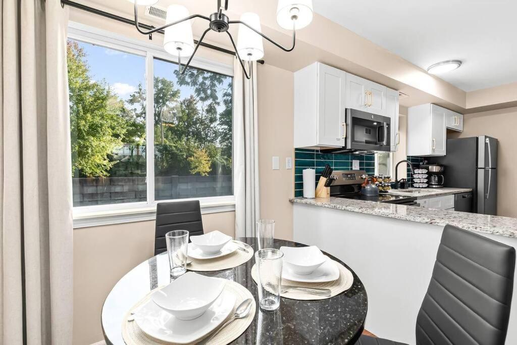 New! Comfy Flat near Downtown Roseville