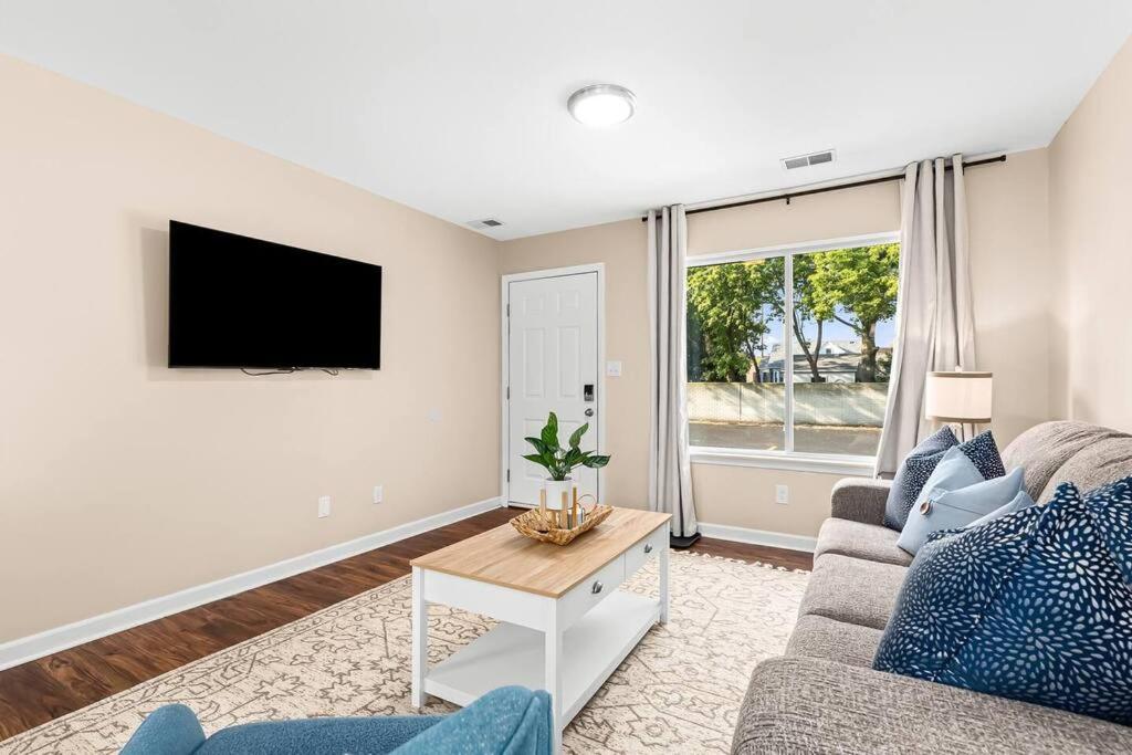 New! Comfy Flat near Downtown Roseville
