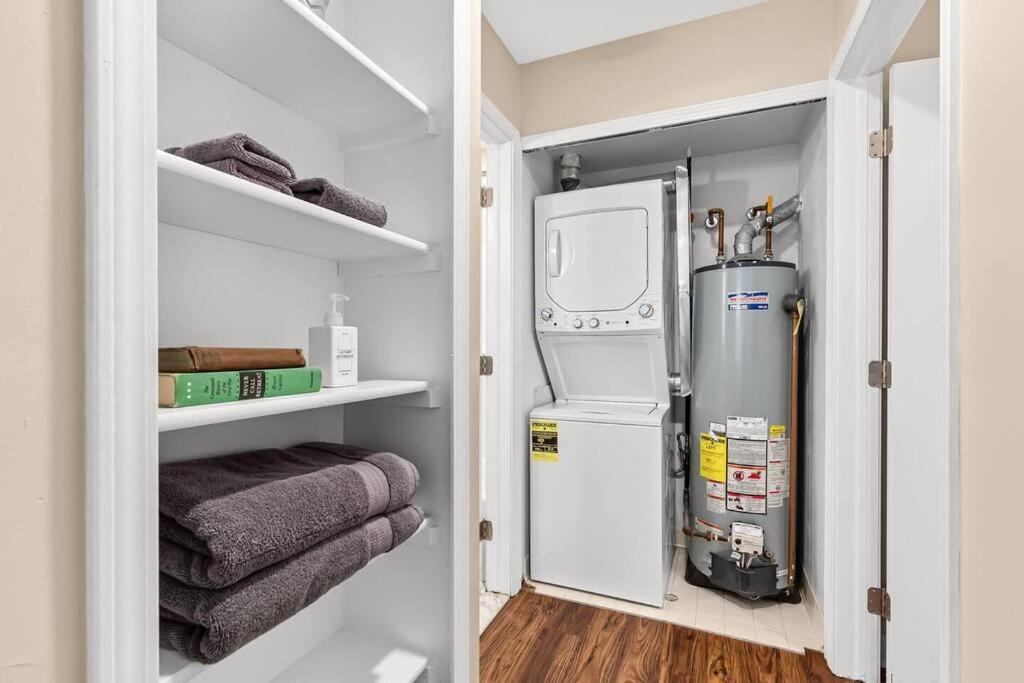 New! Comfy Flat near Downtown Roseville