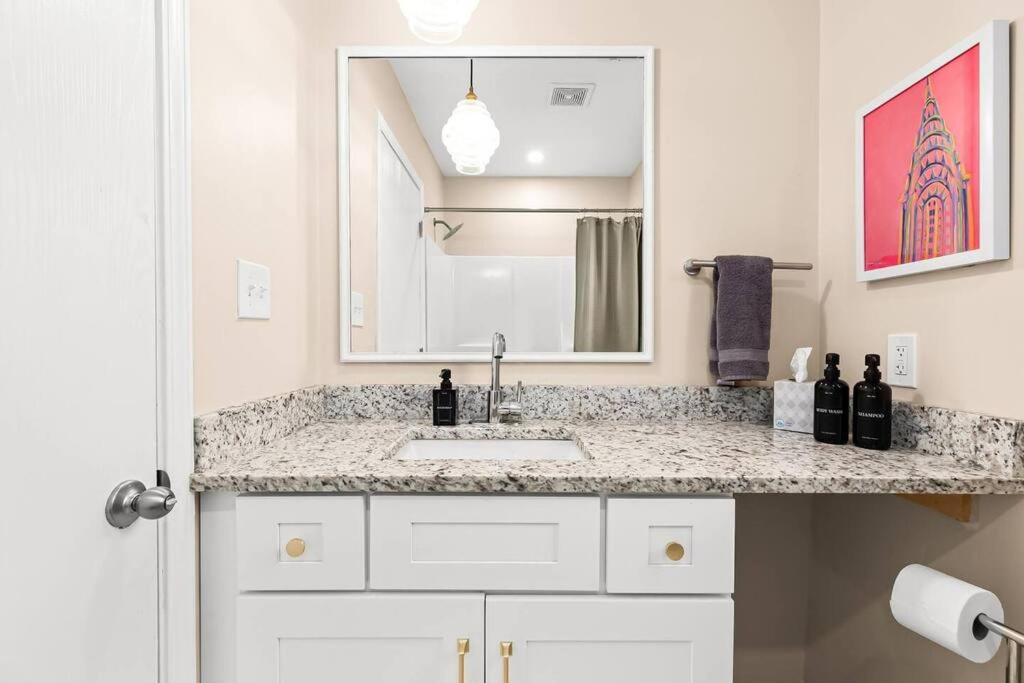New! Comfy Flat near Downtown Roseville