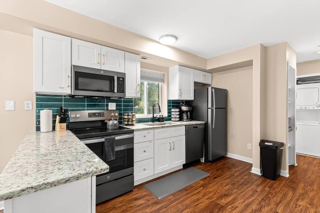 New! Comfy Flat near Downtown Roseville