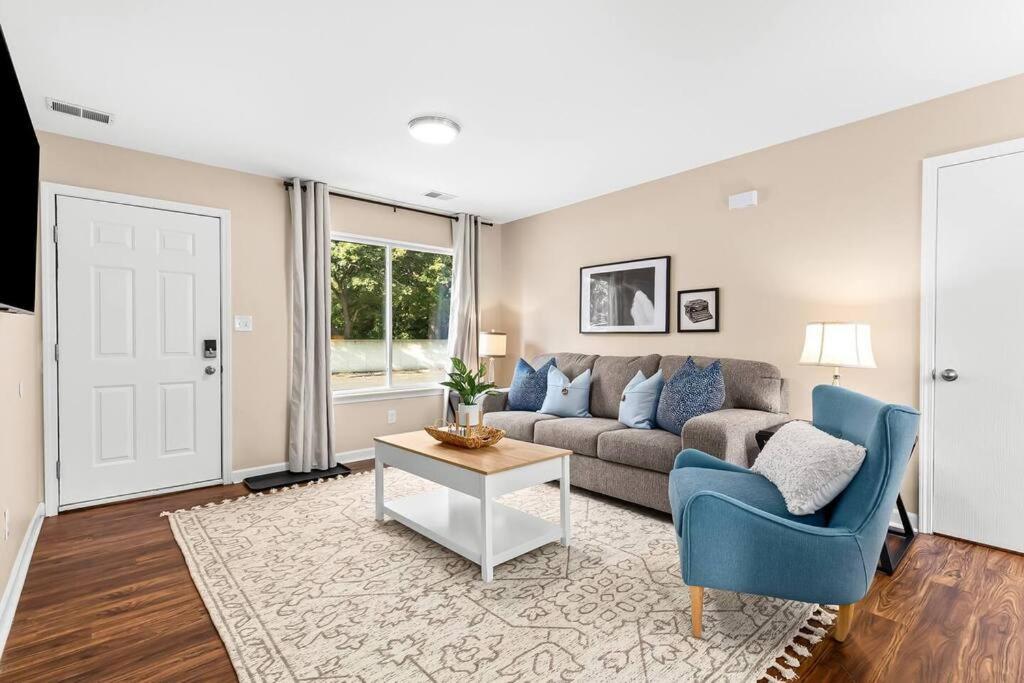 New! Comfy Flat near Downtown Roseville