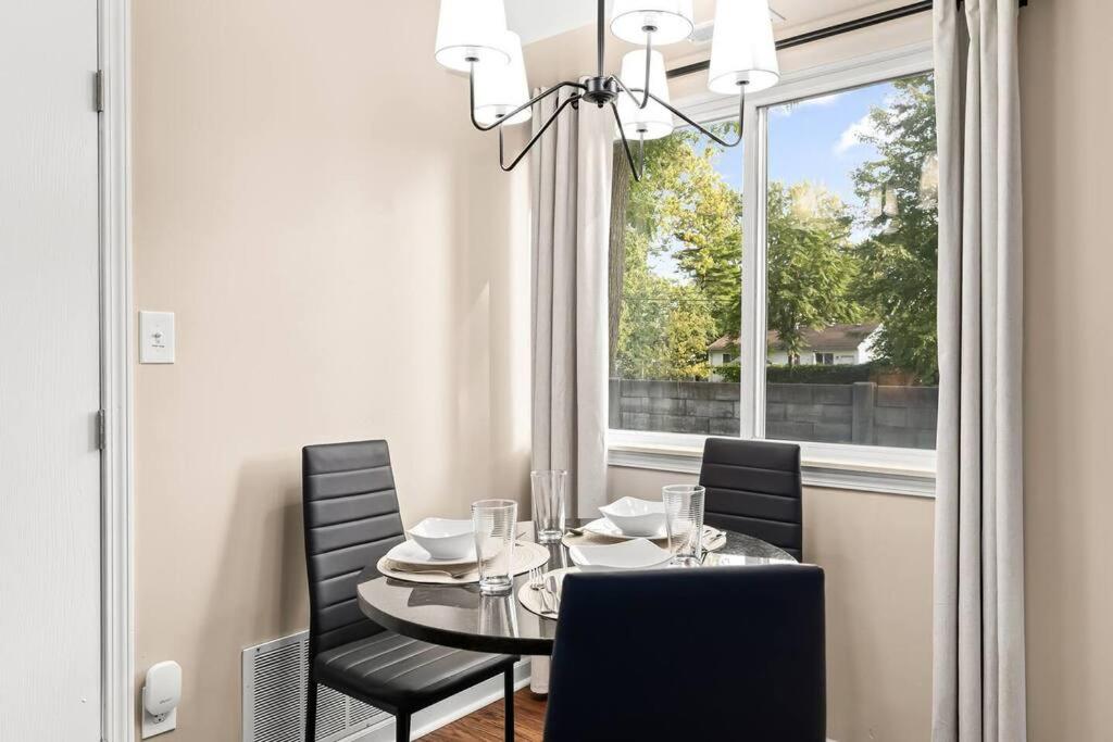 New! Comfy Flat near Downtown Roseville