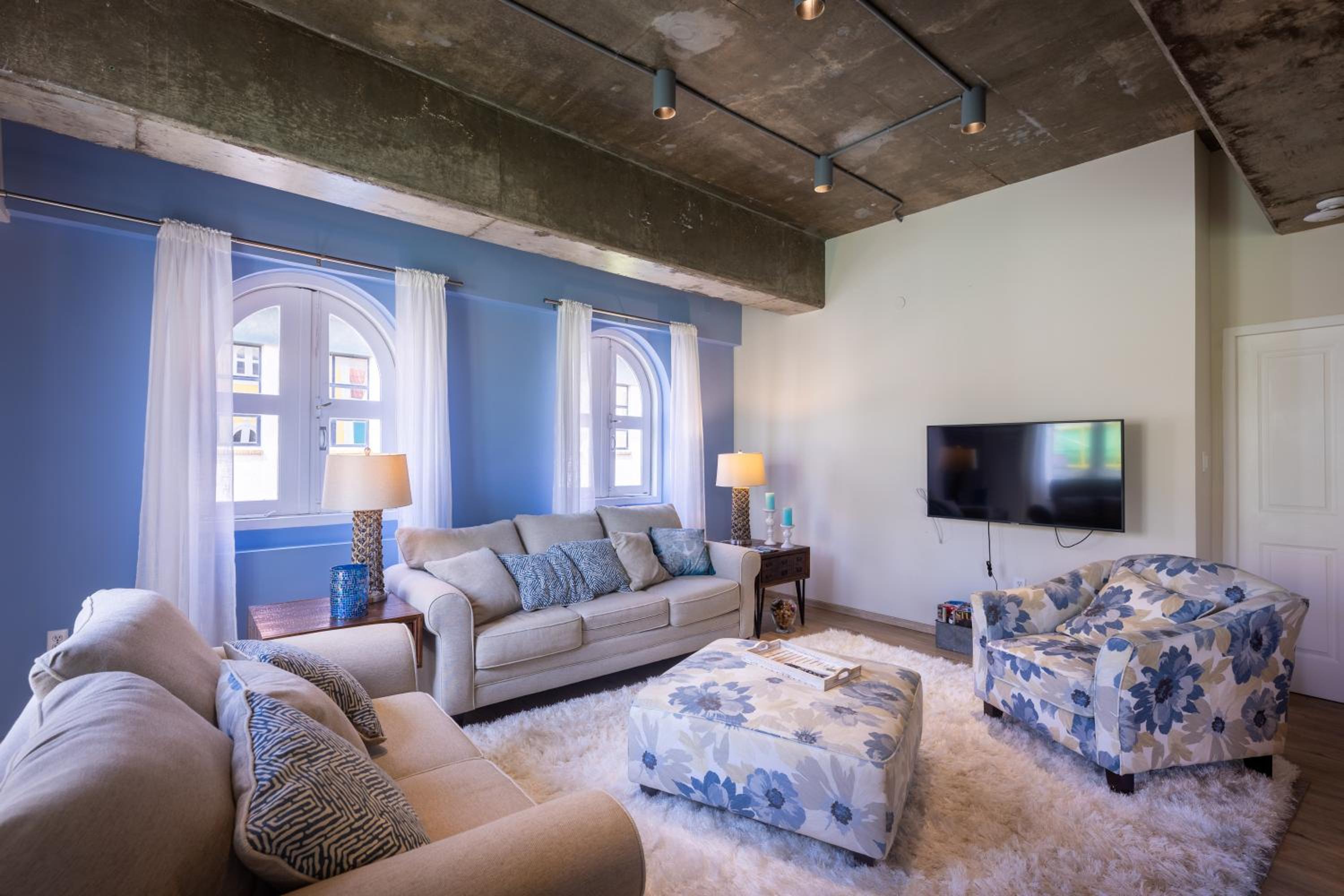 La Casa Amarilla Apartments