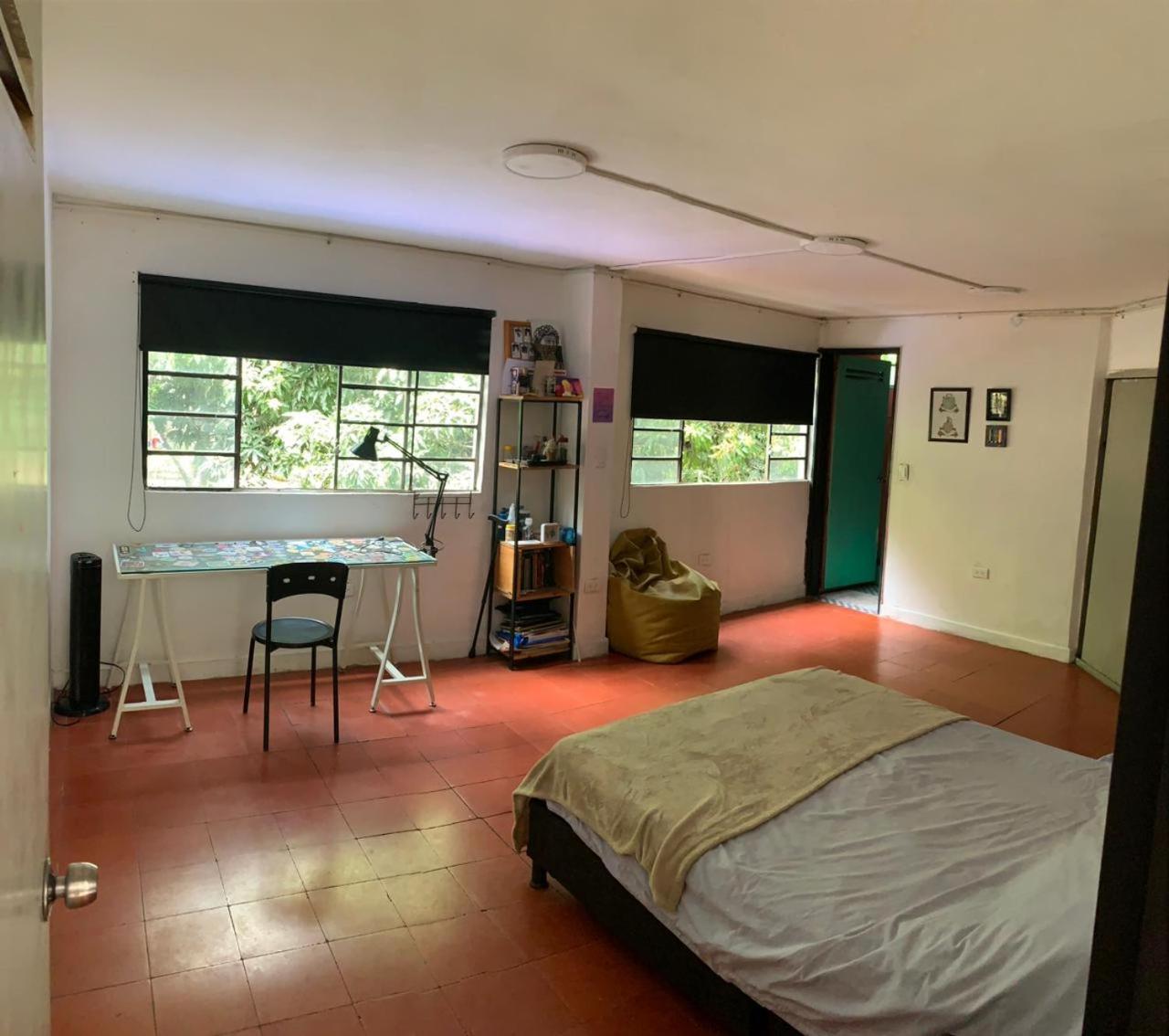Casa Amplia con habitaciones luminosas en Av. Principal