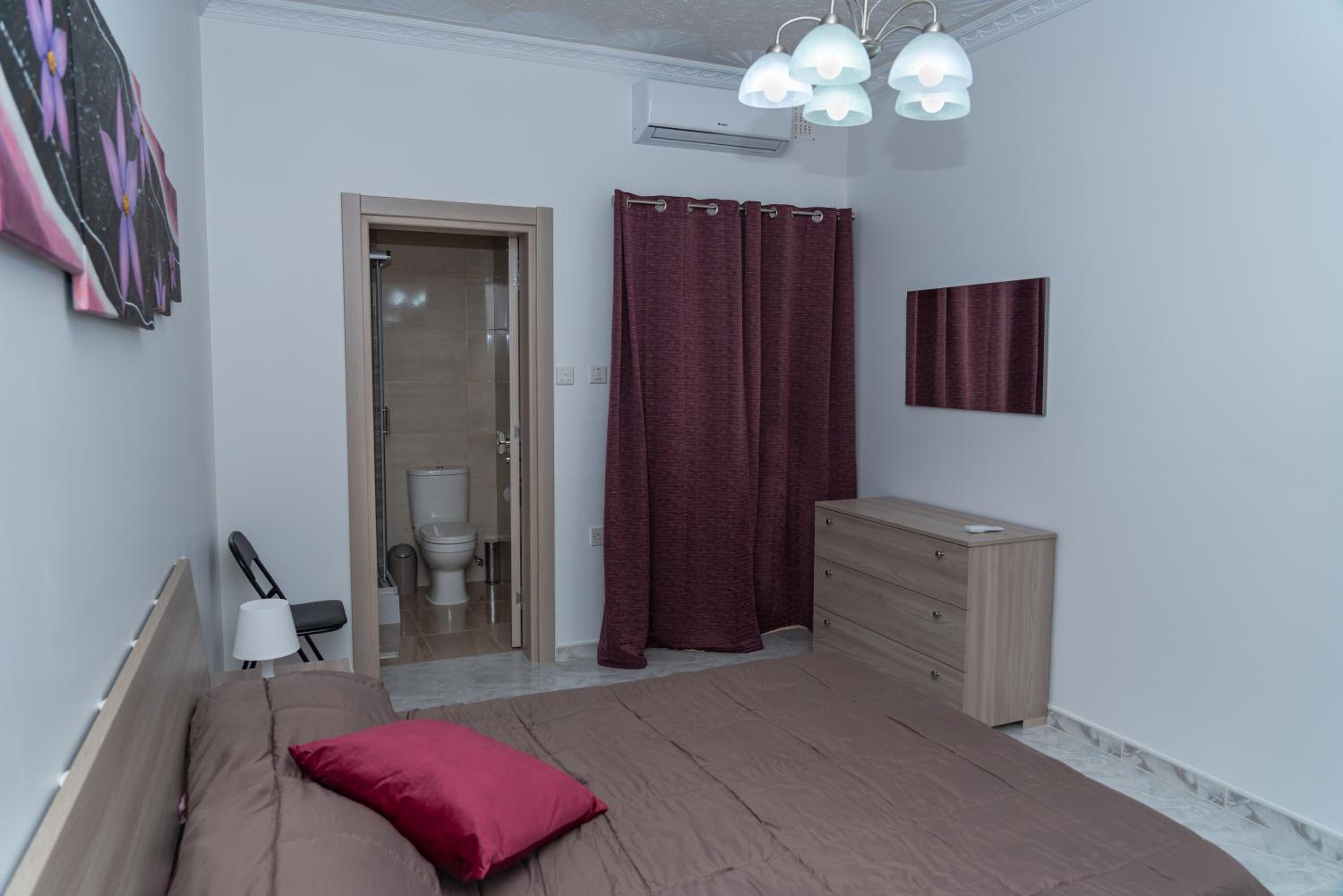 Sea-View 2 Bedroom Apt -Sleeps 6 view 4