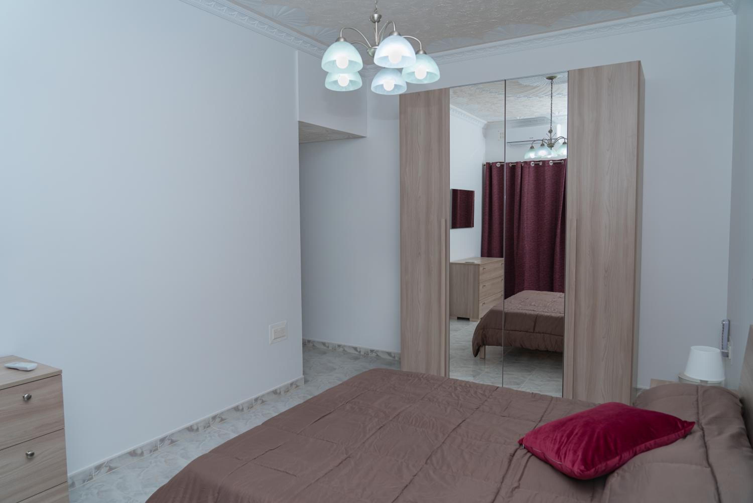 Sea-View 2 Bedroom Apt -Sleeps 6 view 3