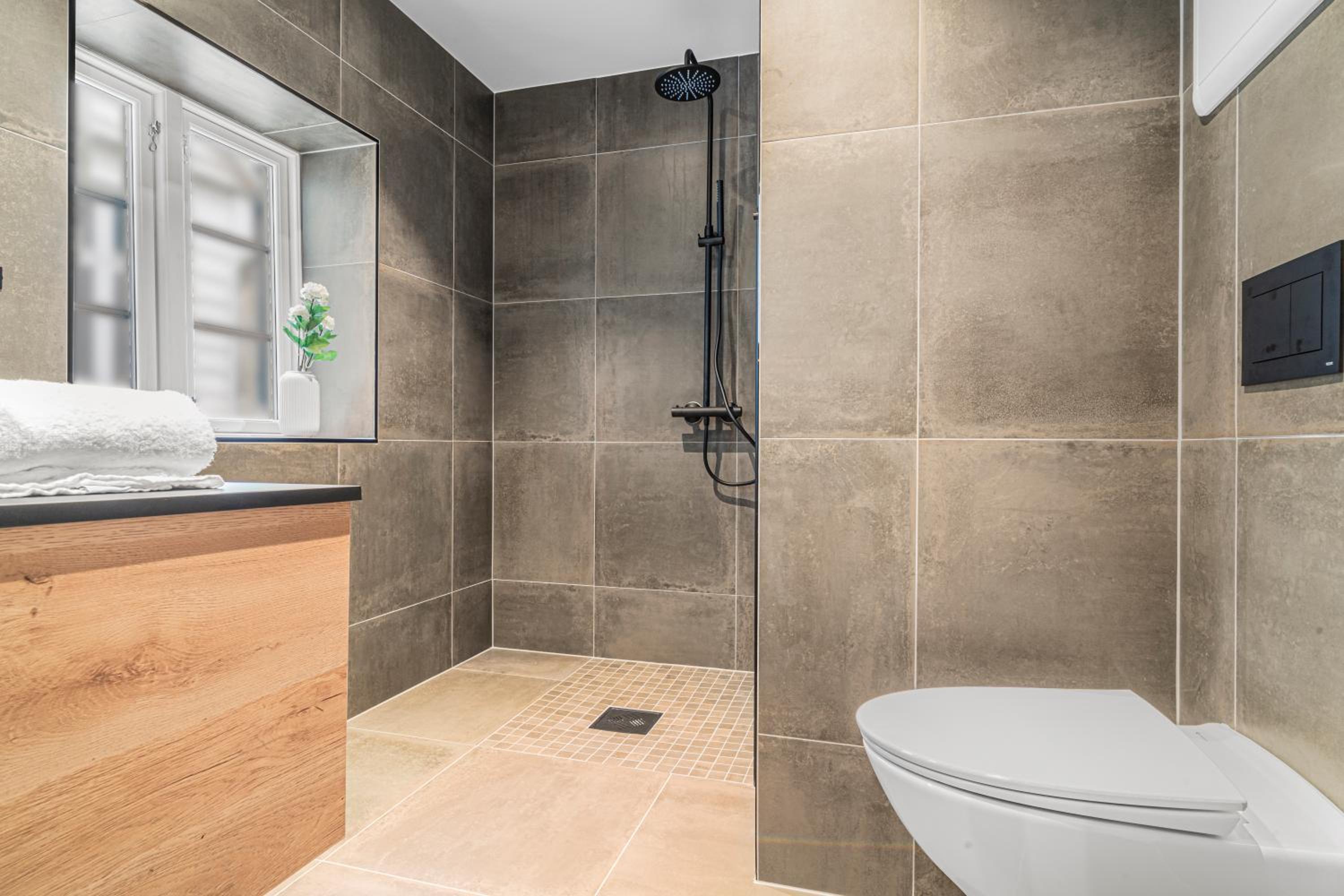 Bergen Vacations - Four-Story Central City House! Newly Renovated! - Property Image 1
