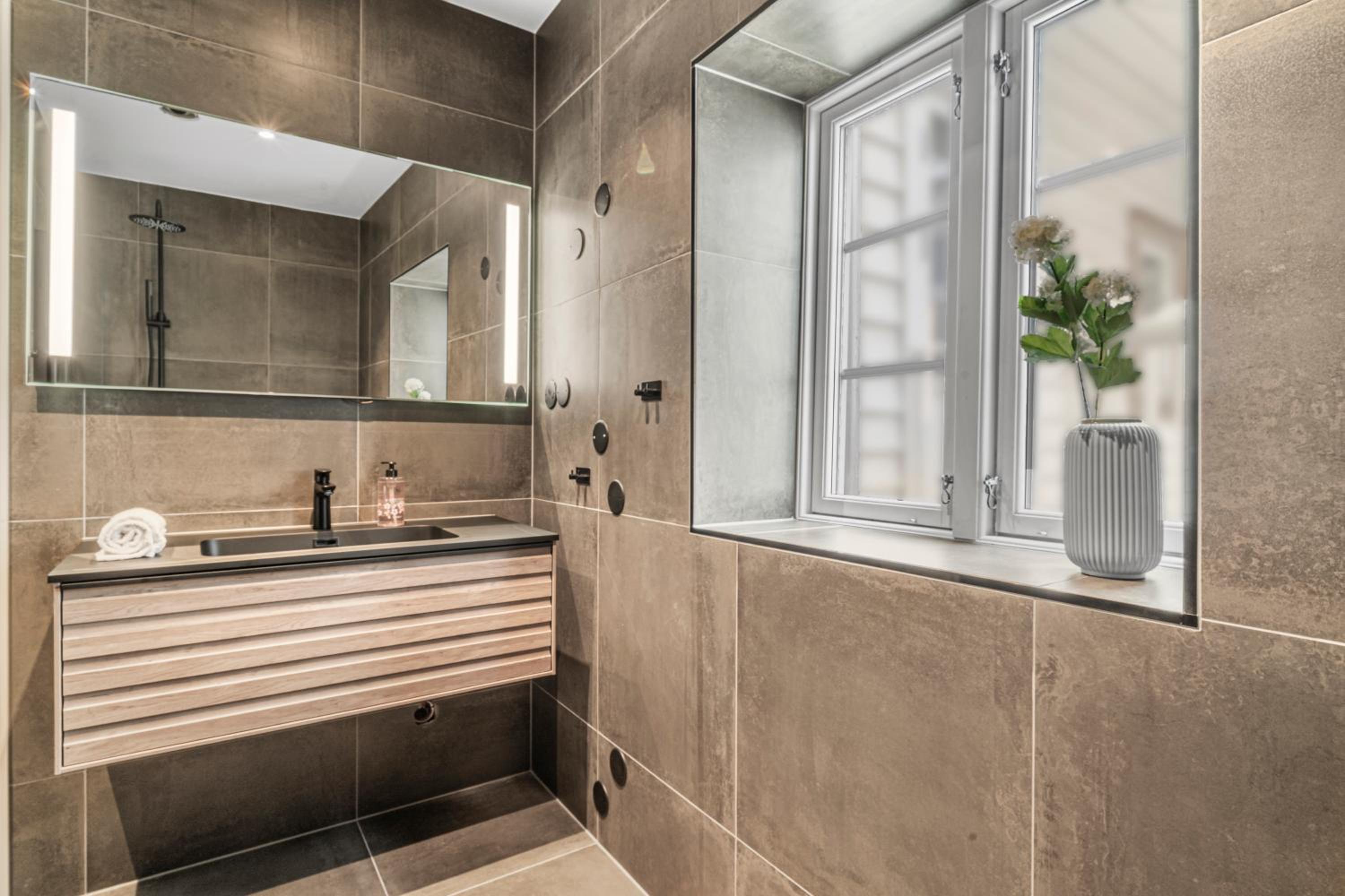 Bergen Vacations - Four-Story Central City House! Newly Renovated! - Property Image 10