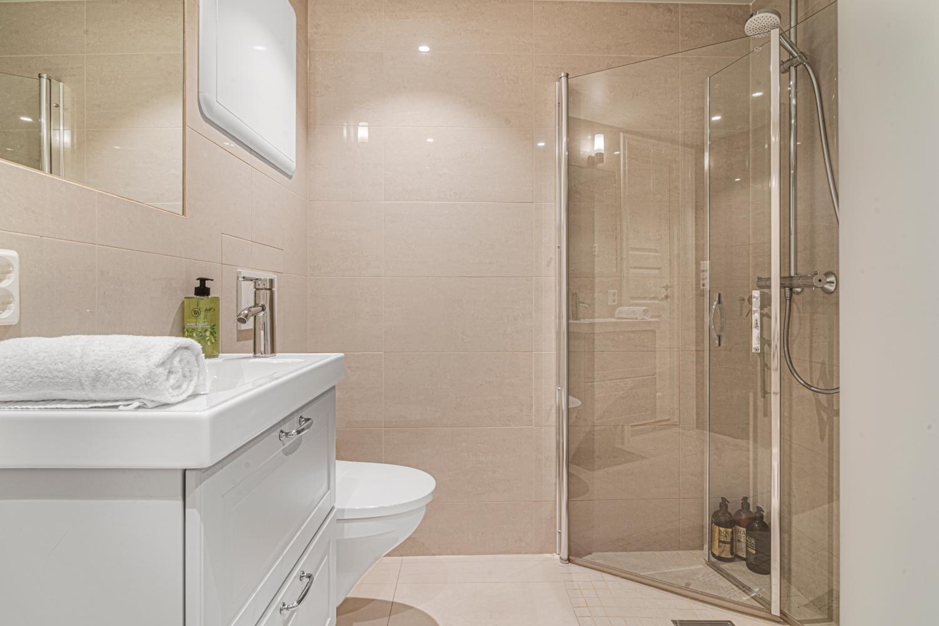 Bergen Vacations - Four-Story Central City House! Newly Renovated! - Property Image 7