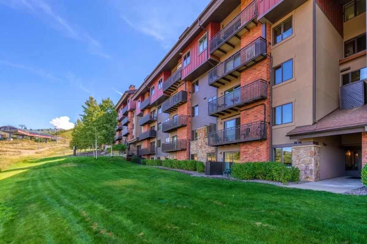 Bear Claw 106 - Unbeatable Backdoor Ski-in Ski-out Access, Slope Views & Winter Shuttle! view 3