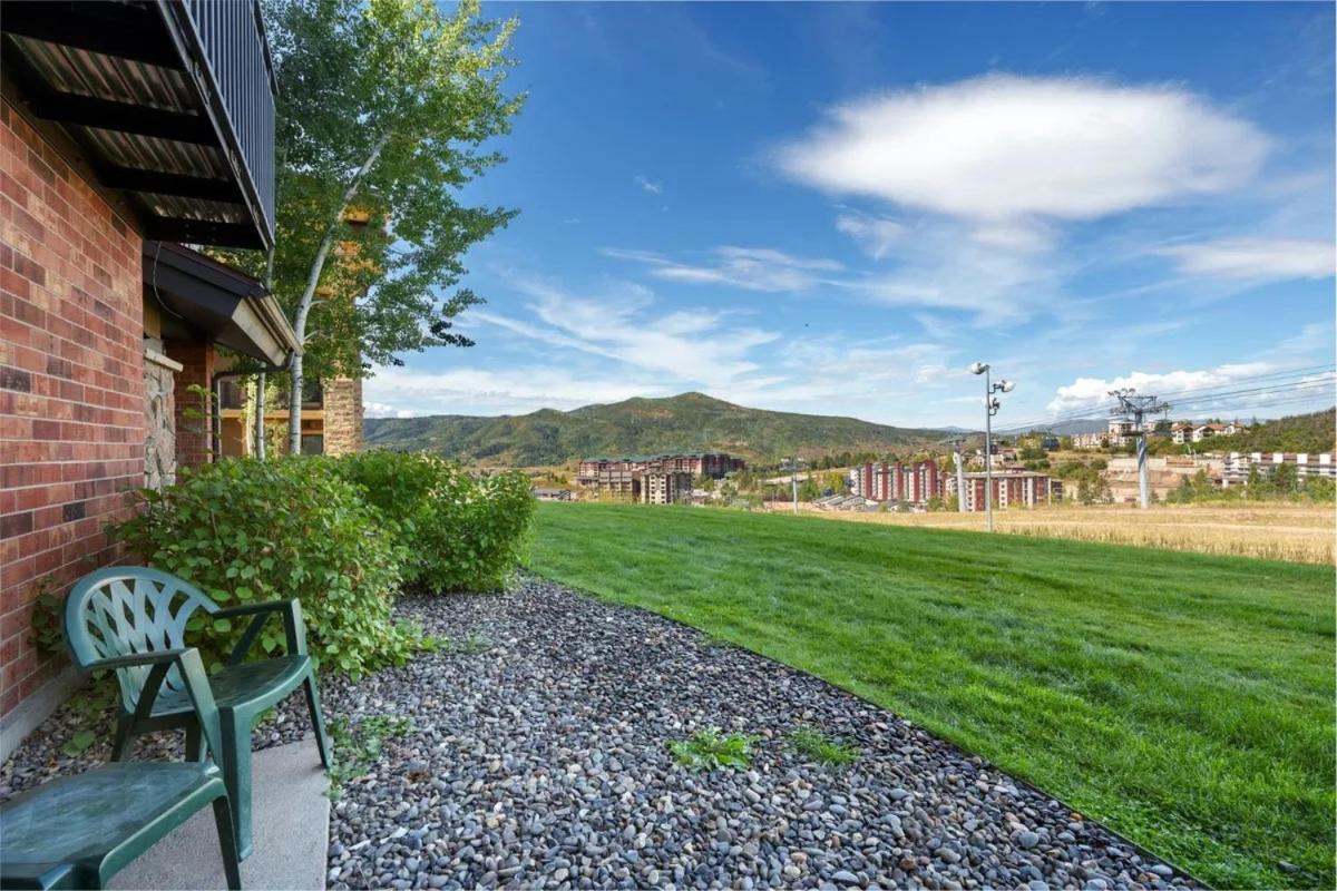 Bear Claw 106 - Unbeatable Backdoor Ski-in Ski-out Access, Slope Views & Winter Shuttle! view 2