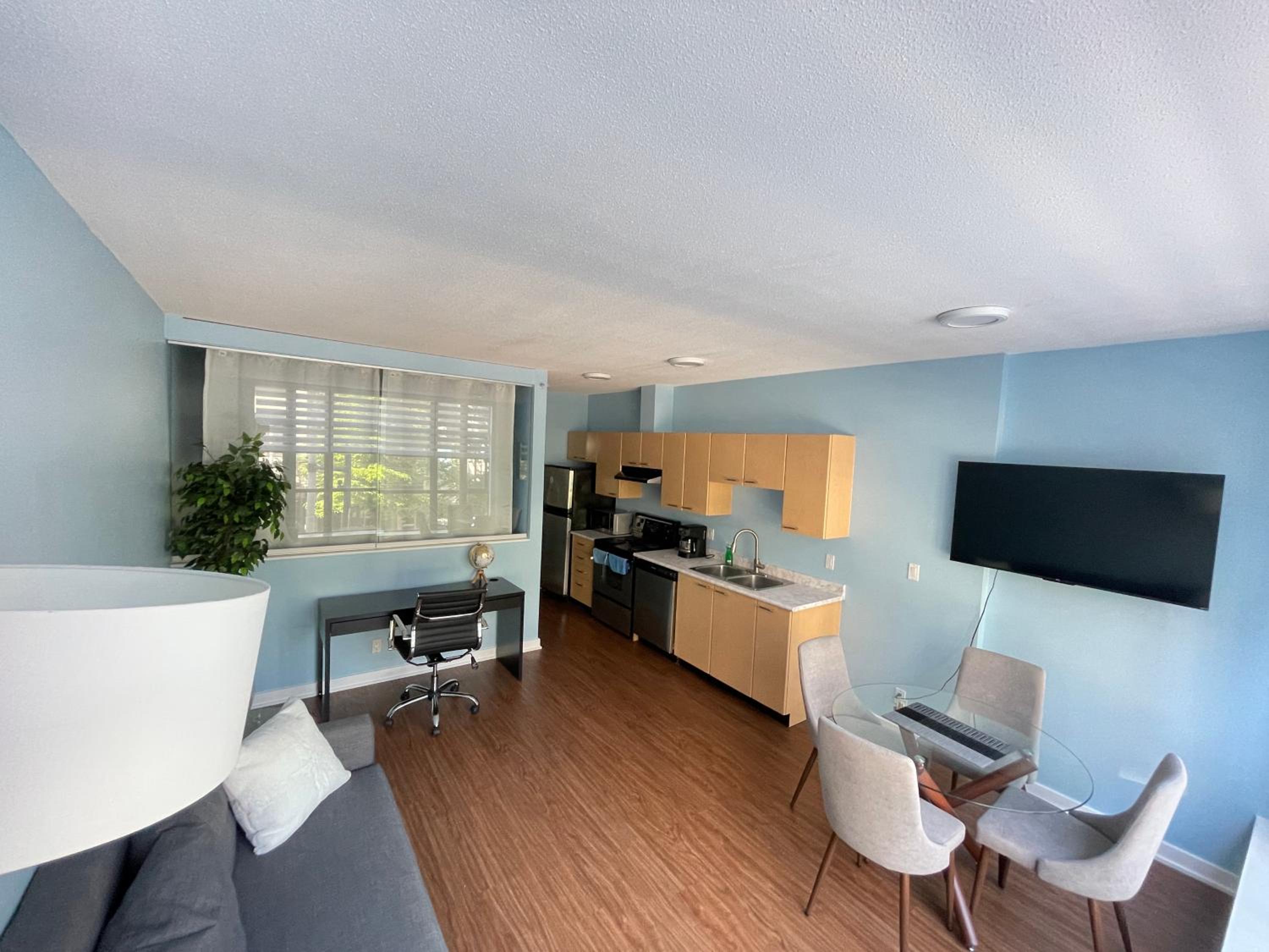 Downtown 1BR Condo at Granville Strip near English Bay