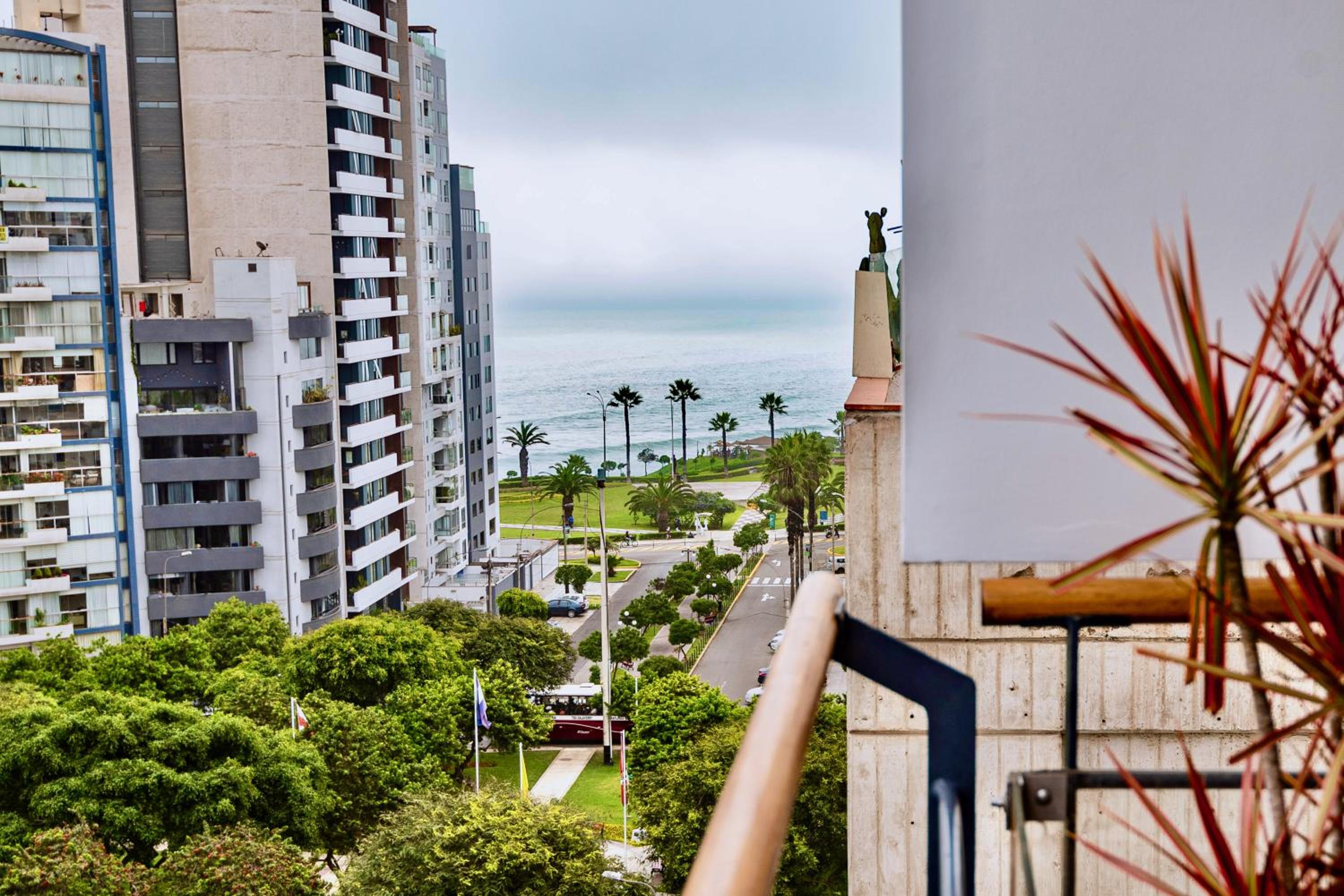 ALU Apartments - Miraflores Boardwalk, Wifi 70M view 3