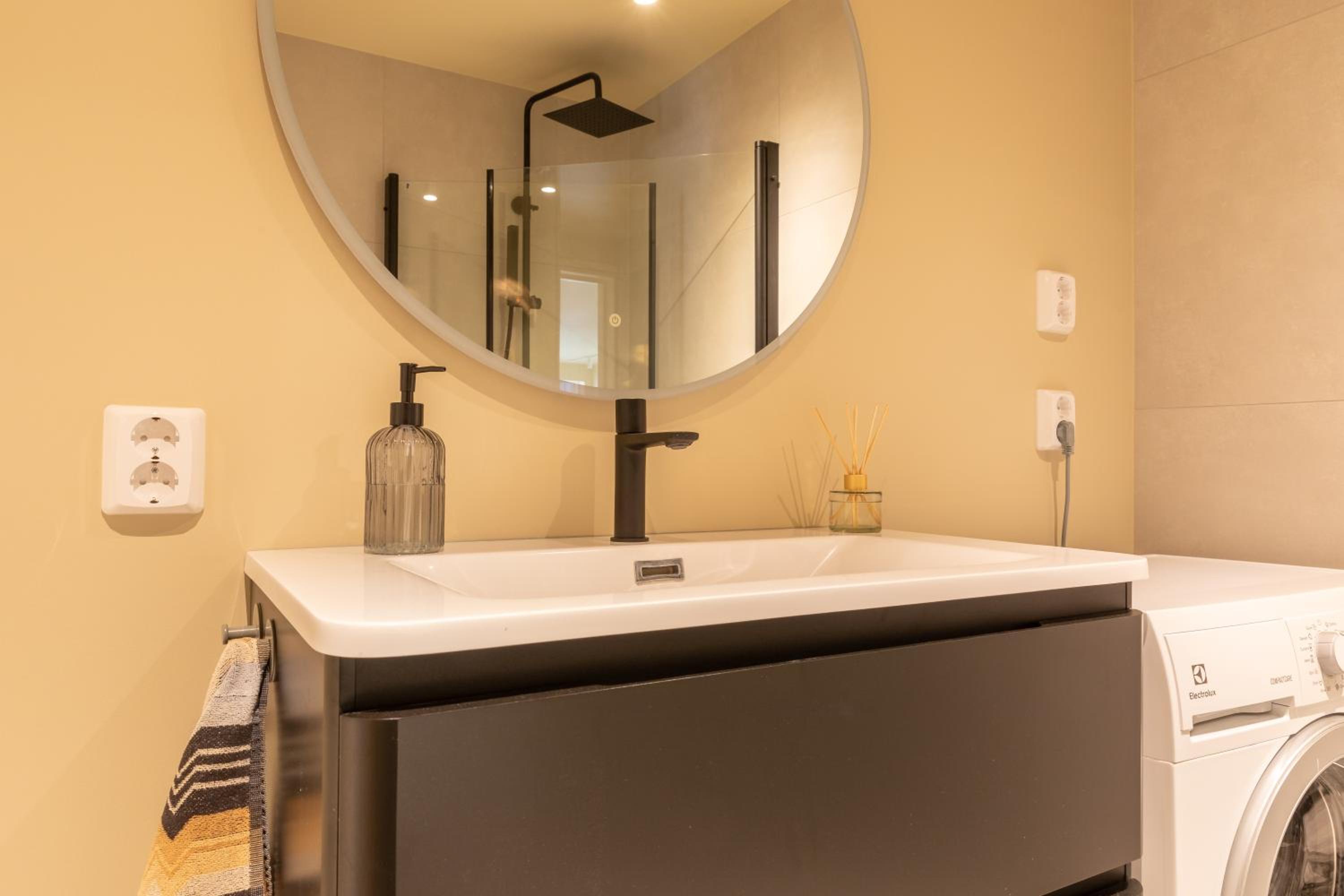 Elegant apartment in city centre view 4