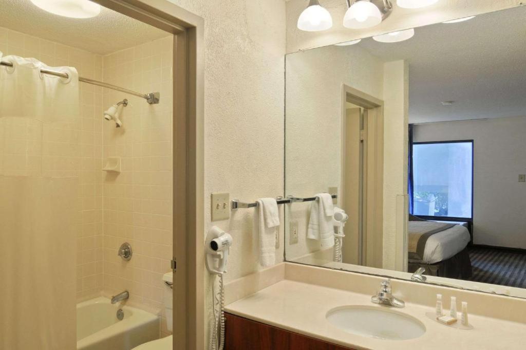 Macon Vacations - Baymont by Wyndham Macon I-75 - Property Image 20