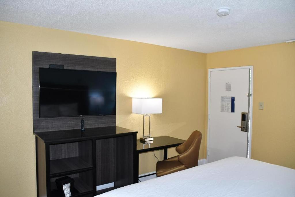Macon Vacations - Baymont by Wyndham Macon I-75 - Property Image 4