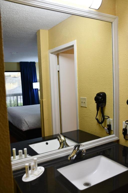 Macon Vacations - Baymont by Wyndham Macon I-75 - Property Image 18