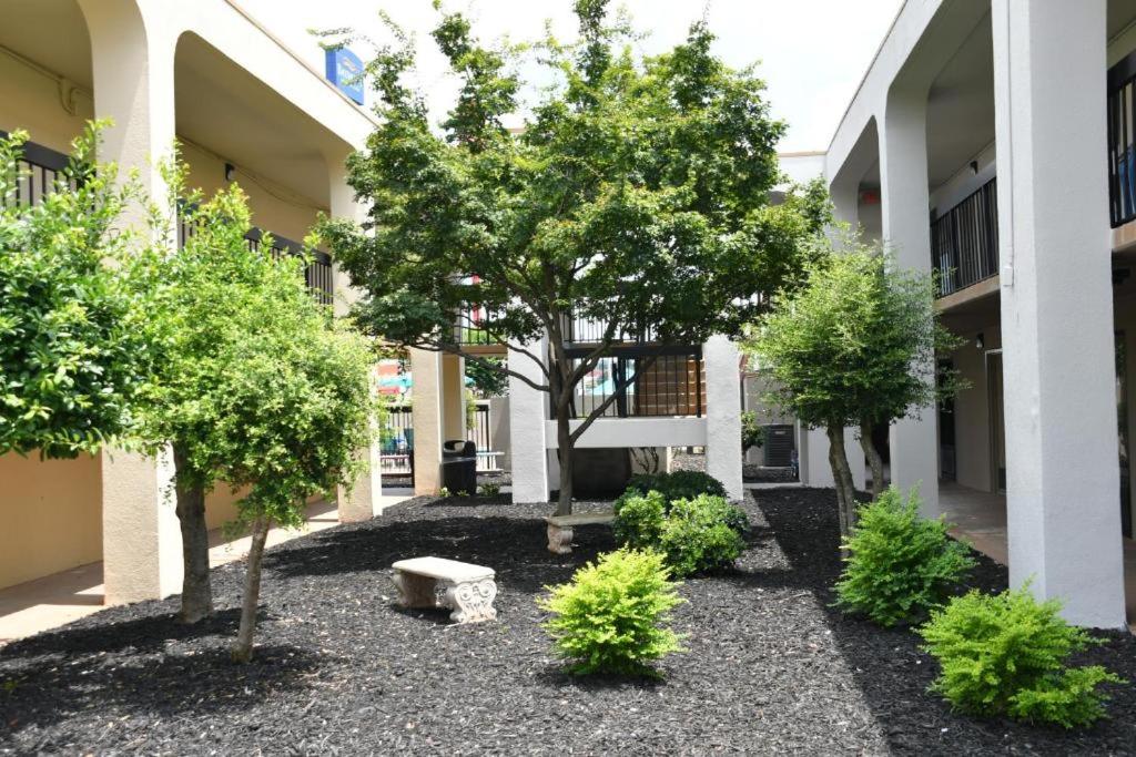 Macon Vacations - Baymont by Wyndham Macon I-75 - Property Image 7