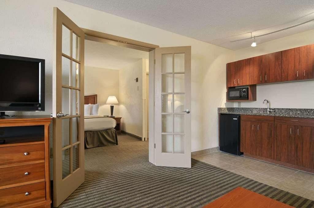 Macon Vacations - Baymont by Wyndham Macon I-75 - Property Image 23
