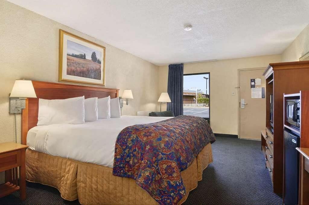 Macon Vacations - Baymont by Wyndham Macon I-75 - Property Image 21