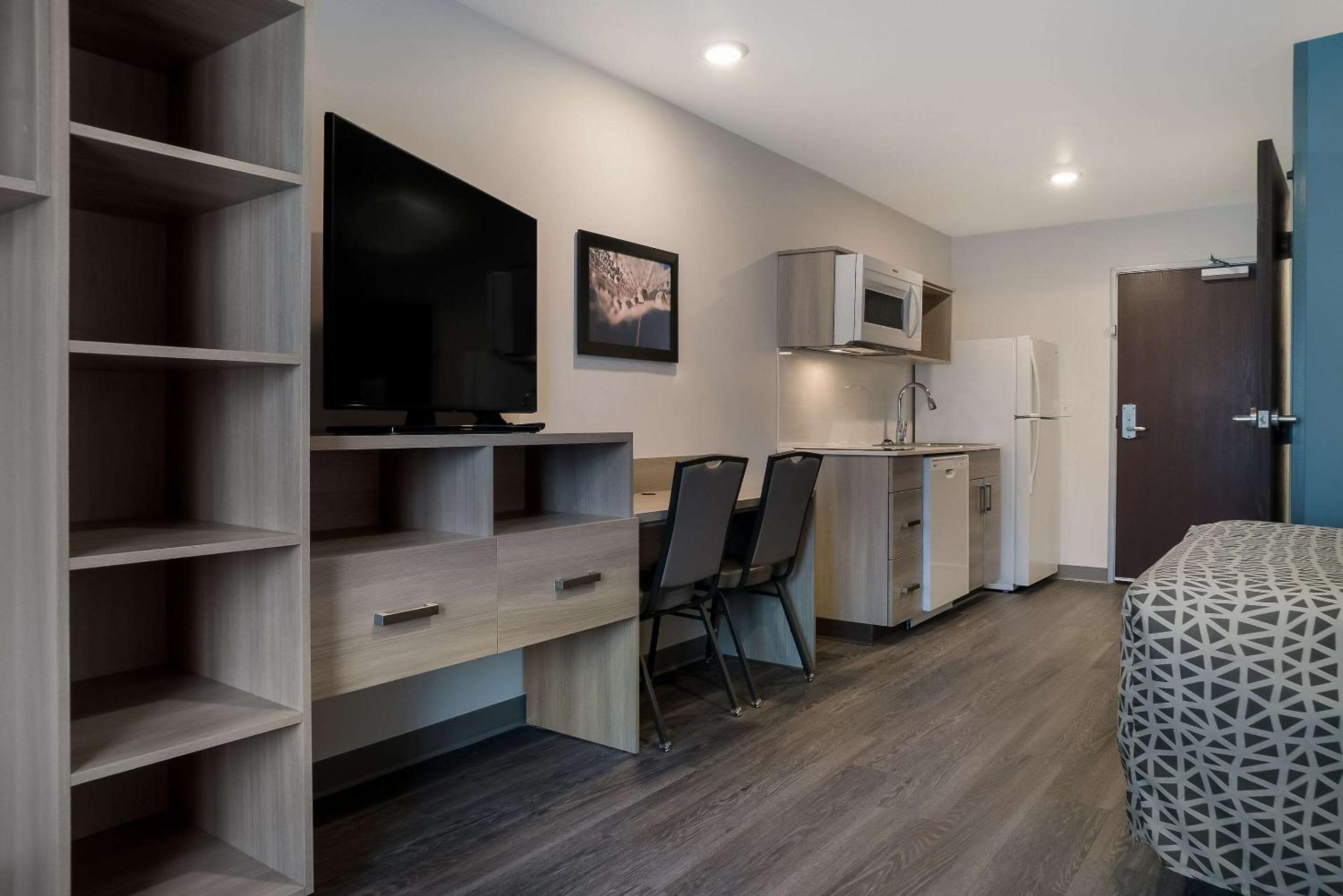 Detroit Vacations - WoodSpring Suites Detroit Sterling Heights - Property Image 1