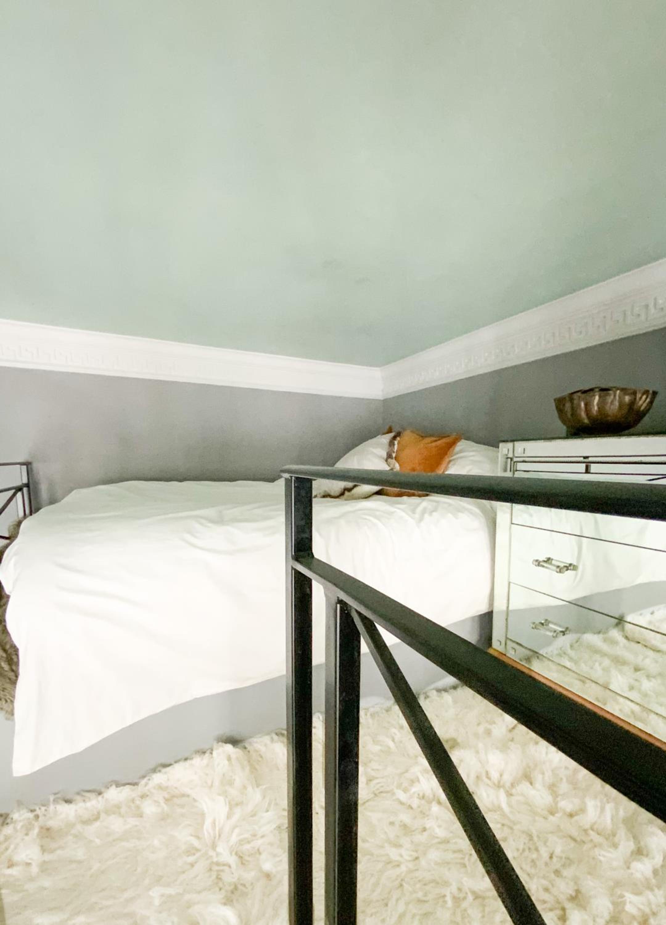 South Kensington stylish, quiet balcony apartment