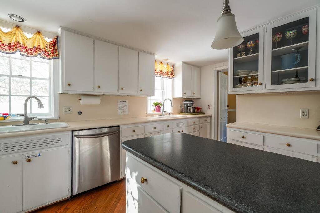 Historical Mansion 7BD Vacation Home in Derby City view 4